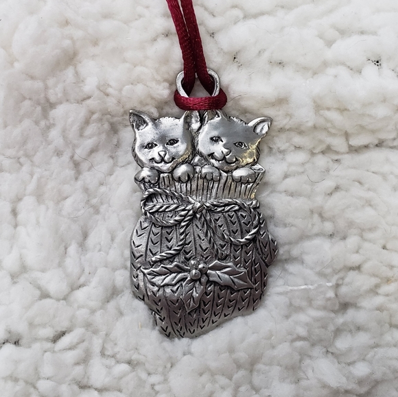 Y2K Signed Seagull Pewter Christmas Tree Decoration of Two Kittens in a Glove - Picture 1 of 5